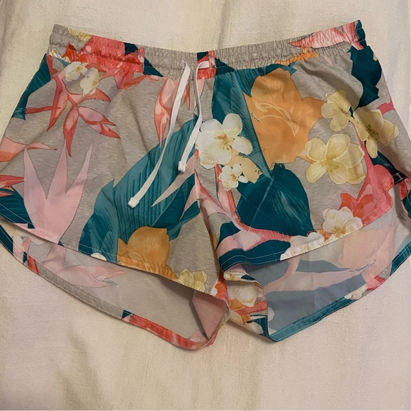Old Navy Mid-Rise Dolphin-Hem Run Shorts - Picture 2 of 2